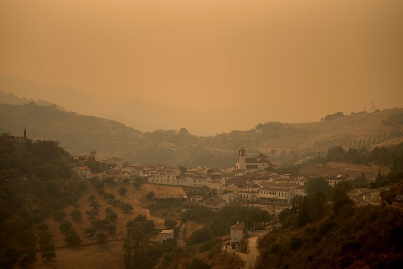 El pirocúmulo, la nube provocada por el incendio, engulle el pueblo de Atajate