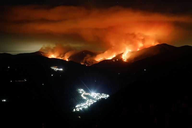 Las llamas amenazan los pueblos de Genalguacil (i) y Benarraba (abajo), donde la intranquilidad se apodera de sus habitantes