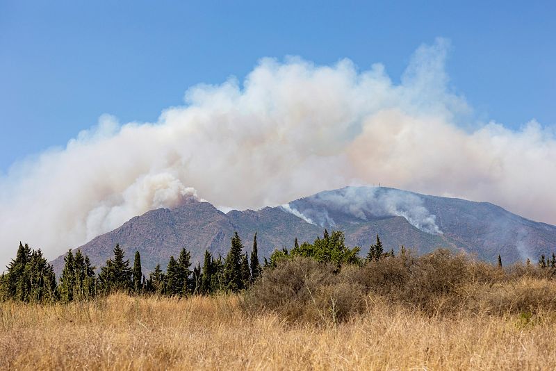 Los dos frentes del incendio siguen activos y el perímetro supera los noventa kilómetros. Por ahora no se prevén desalojos, pero en Casares están a la espera de la evolución del fuego