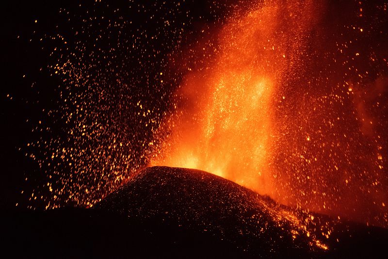 El volcán muestra fases más explosivas tras seis días de erupción