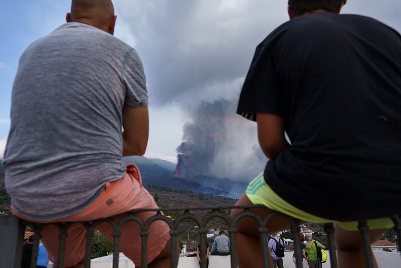 Numerosas personas observan el volcán desde un mirador de Tajuya, en el municipio de El Paso