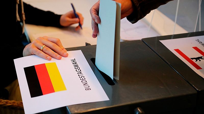 Un hombre vota en las elecciones generales alemanas en Berlín para un nuevo parlamento federal, el 20º Bundestag.