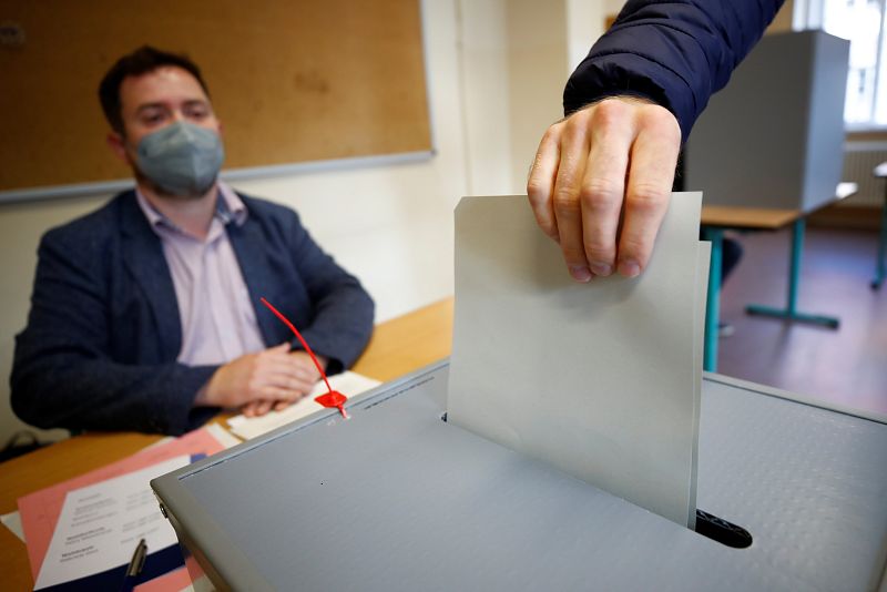 Una persona emite su voto en las elecciones generales, en Potsdam, Alemania.