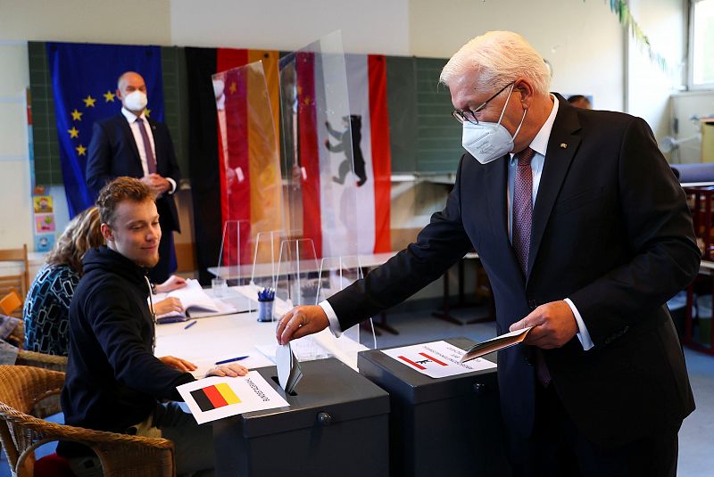 El presidente alemán Frank-Walter Steinmeier emite su voto para las elecciones generales en Berlín.