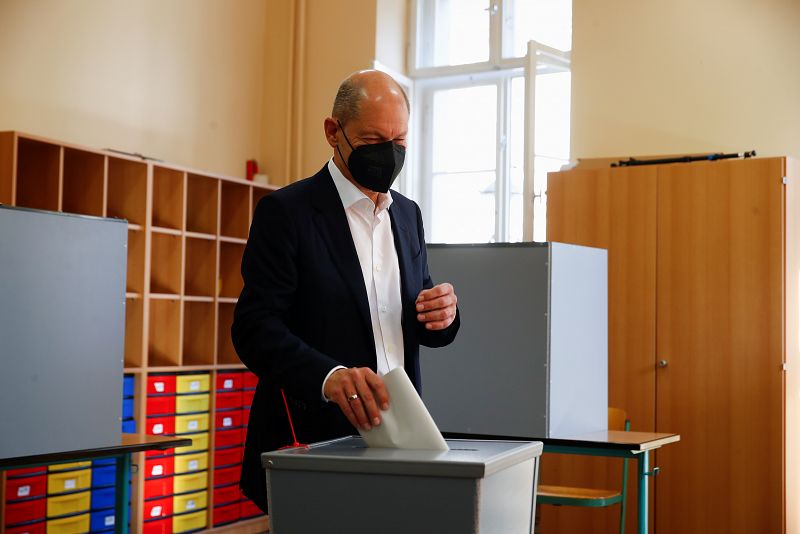 El candidato a canciller del Partido Socialdemócrata (SPD), Olaf Scholz, emite su voto en las elecciones generales, en Potsdam.