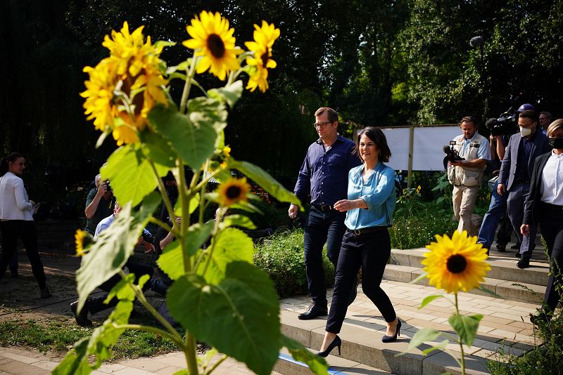 La líder del partido de los verdes, Annalena Baerbock, llega junto a su marido, a un colegio electoral en Potsdam.