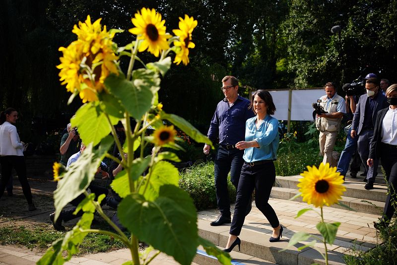 La líder del partido de los verdes, Annalena Baerbock, llega junto a su marido, a un colegio electoral en Potsdam. 