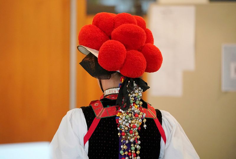 Una mujer vestida con un traje tradicional de la Selva Negra llega a un colegio electoral para emitir su voto en las elecciones del Bundestag alemán, en Gutach.