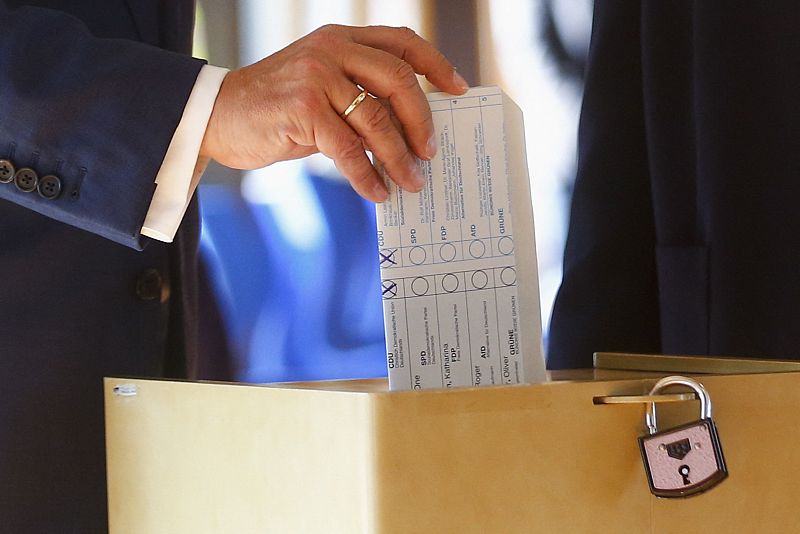 Armin Laschet (CDU) deposita su voto de manera visible en un colegio electoral en Aquisgrán, Alemania occidental.