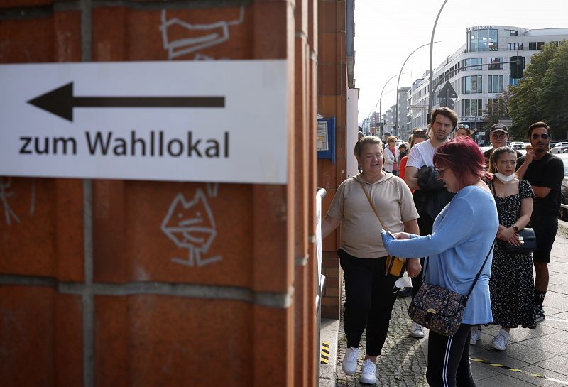 La gente acude a su centro de votación en Berlín. Cerca de 60 millones de alemanes están llamados a las urnas este domingo.