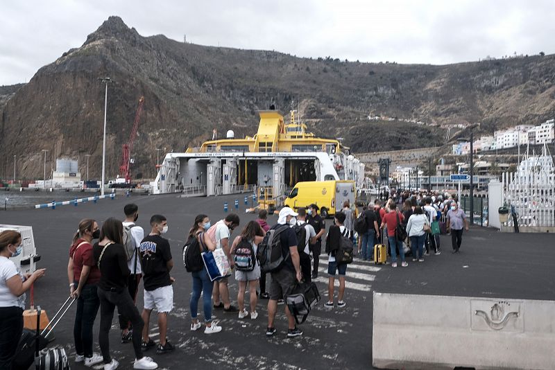 Colas de gente que entra y sale de la isla por barco