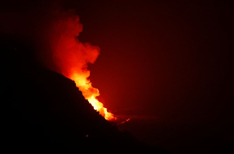 Momento en el que la lava entra en contacto con el mar en Tazacorte