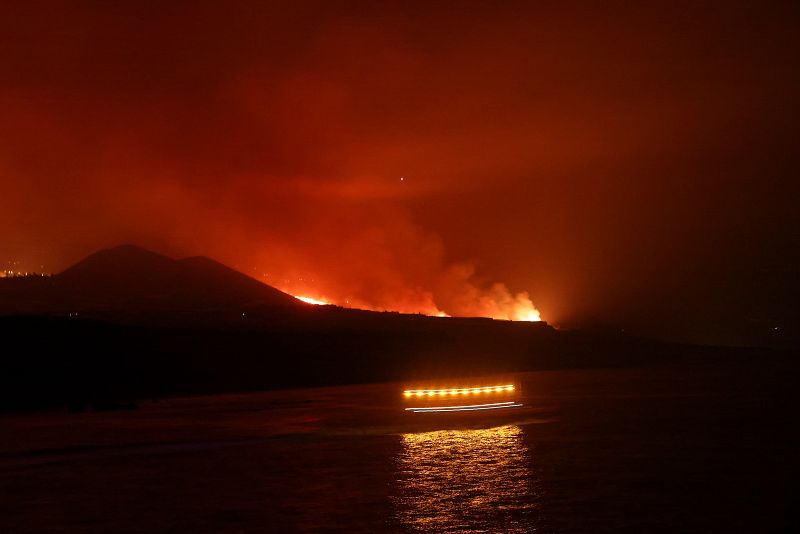 Los guardacostas controlan el perímetro establecido para no acercarse a la zona más próxima en la que la lava ha llegado al mar.