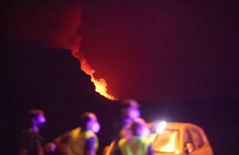 Miembros de Policía Nacional y Guardia Civil han perimetrado la zona de la costa a la que ha llegado la lava