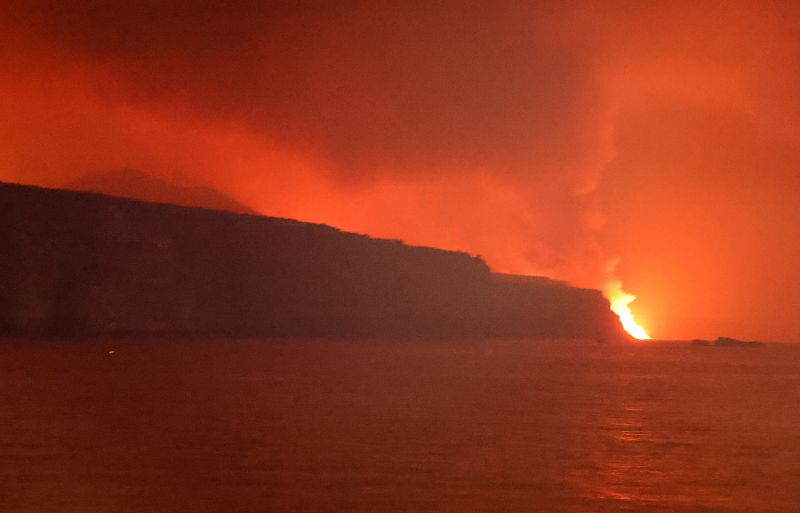 Caída de la lava al mar desde uno de los acantilados de Tazacorte