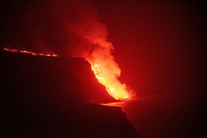 La lava ha llegado al mar pasadas la media noche hora española