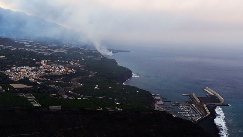 Amanece en Tijarafe, La Palma, con vistas de la lava entrando en el mar.