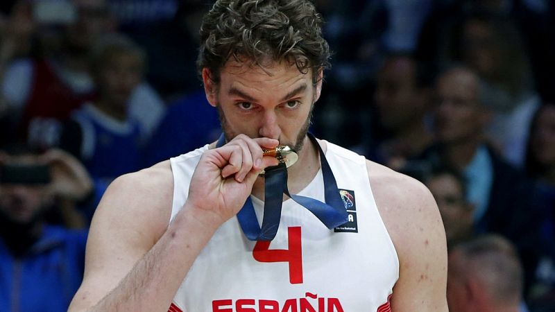 Pau Gasol besa la medalla de oro tras ganar el Eurobasket 2015.