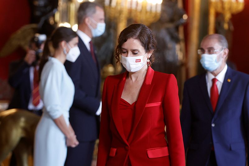 Los presidentes de Madrid Isabel Díaz Ayuso, y de Aragón Javier Lambán, durante la recepción ofrecida por los reyes en el Palacio Real con motivo de la Fiesta Nacional del 12 de Octubre, este martes.