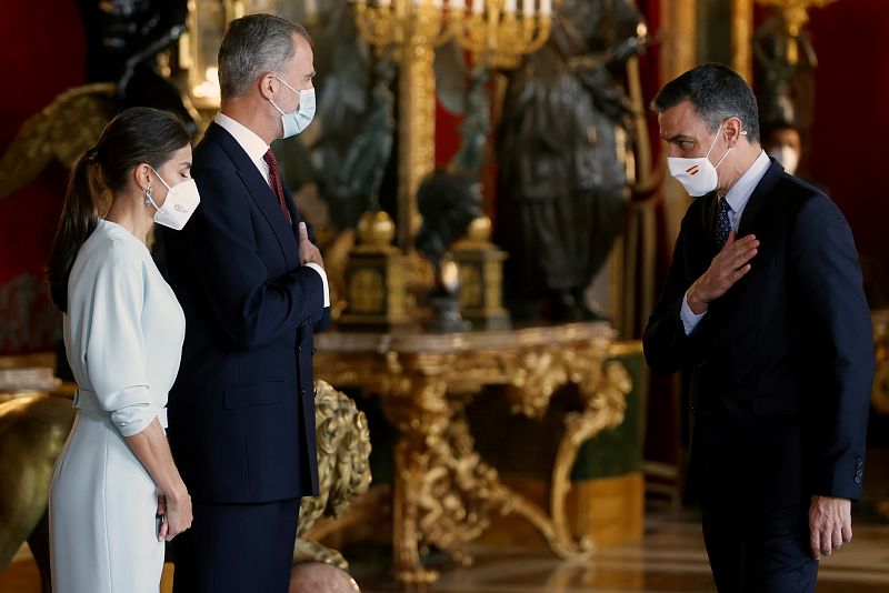 Tras el desfile, los reyes han recibido a las autoridades del país en el Palacio Real, recuperando así también la recepción que el año pasado no se hizo por la pandemia.