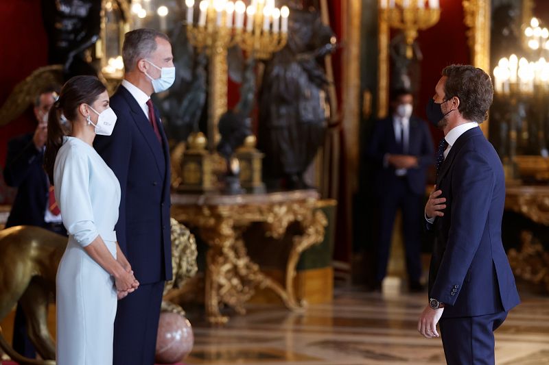 El líder del Partido Popular, Pablo Casado, saluda a los reyes durante la recepción ofrecida por los reyes en el Palacio Real con motivo de la Fiesta Nacional del 12 de Octubre, este martes.