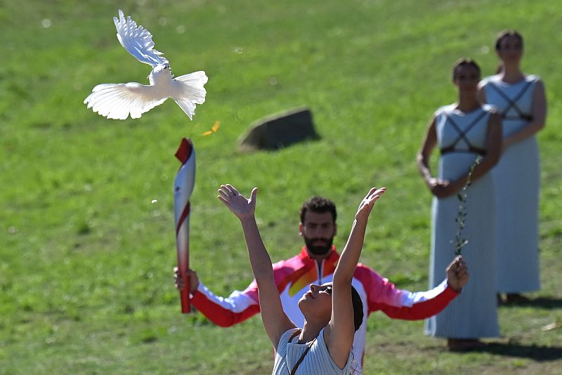 Liberan una paloma durante la entrega de la llama a su primer portador, el esquiador Ioannis Antoniou 