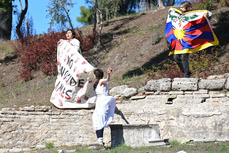 Protestantes portan una bandera tibetana durante el encendido de la llama olímpica 