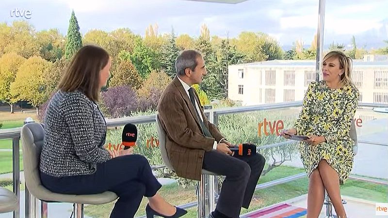 Alfonso Sánchez Tabernero, rector de la UNAV, Charo Sádaba, decana de Comunicación, junto a María Eizaguirre