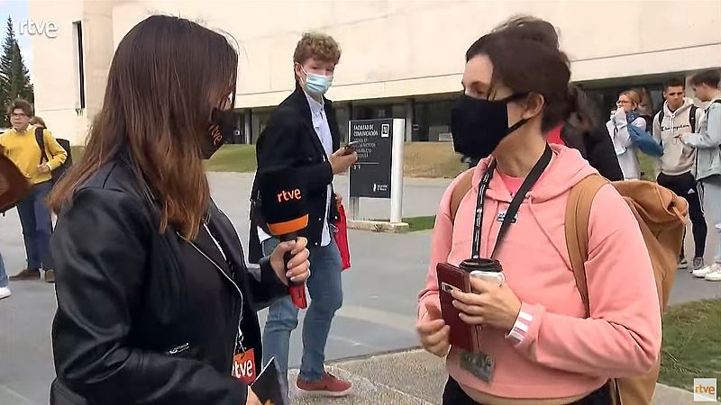 Nuestra compañera María Boj recogiendo las opiniones de algunos alumnos de la UNAV