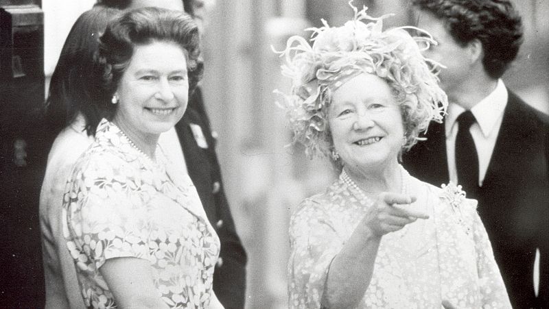 Isabel II con su madre, Isabel Bowes-Lyon.