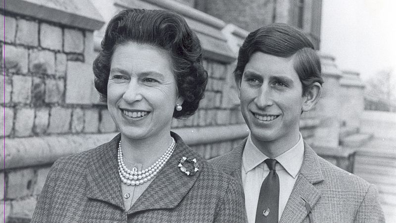 Isabel II con su hijo Carlos, príncipe de Gales.