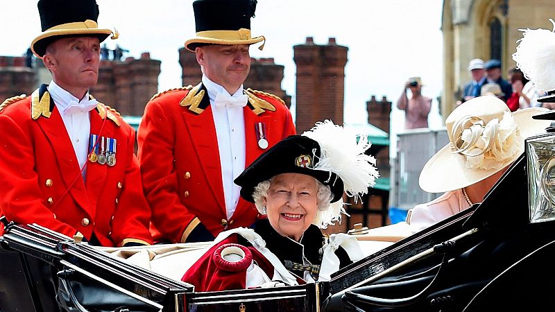 Isabel II, a bordo de un carruaje camino del castillo de Windsor, en junio de 2019.