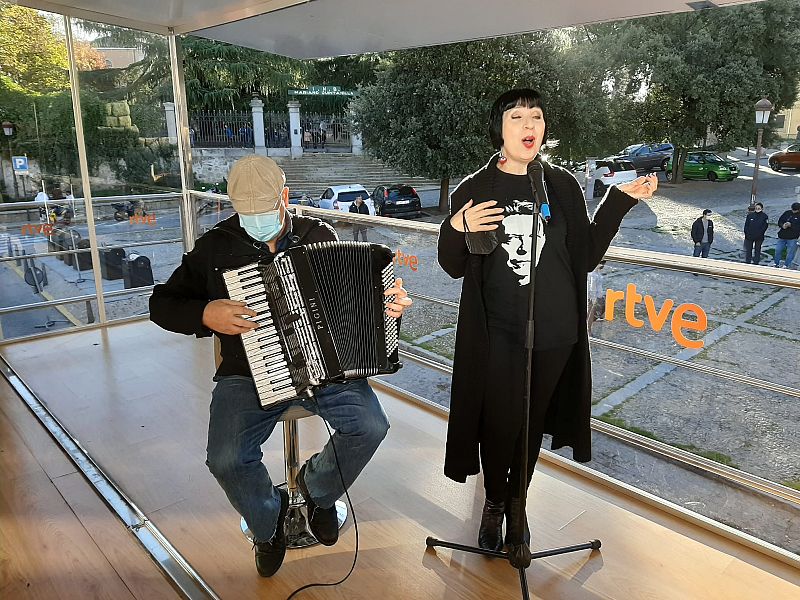 Cuco y Luisa, integrantes de la banda `La troupé de la merced¿