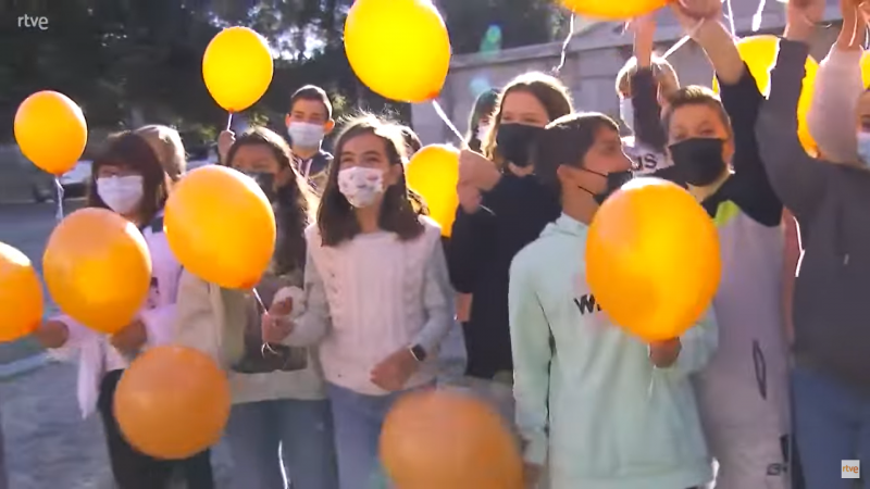 Grupo de niños del Instituto Mariano Quintanilla que van a soltar 65 globos naranjas en homenaje a los años que cumple RTVE