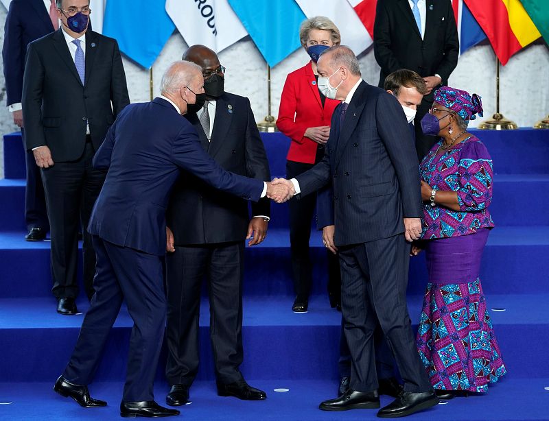 El presidente estadounidense Joe Biden saluda a su homólogo turco, Recep Tayyip Erdogan, en el G20 en Roma