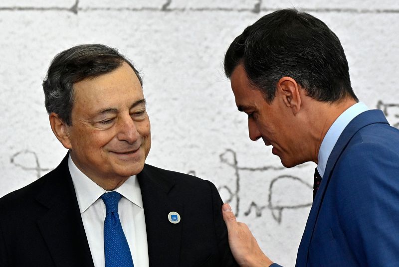 Saludo entre el primer ministro italiano, Mario Draghi y el presidente español Pedro Sanchez en la cumbre