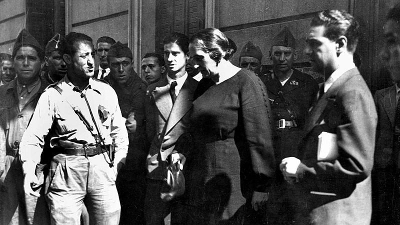 La diputada por el Partido Comunista de España (PCE), Dolores Ibarruri, a la salida del edificio de las Cortes el dia de apertura del Congreso de Diputados, en octubre de 1936.