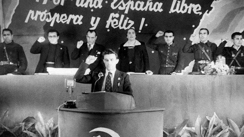 El secretario general del Partido Comunista de España, José Díaz, saluda puño en alto acompañado de varios dirigentes durante la reunión del Pleno del Comité Central del PCE en Valencia en marzo de 1937.