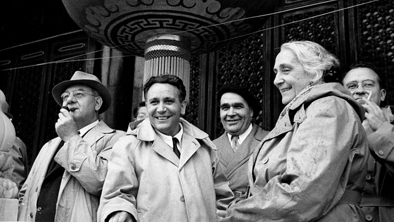 Los delegados del PCE en el VIII Congreso del Partido Comunista Chino, observan un desfile desde la tribuna de la plaza de Tiananmen: Ignacio Gallego, Enrique Líster, Dolores Ibárruri y Santiago Carrillo.