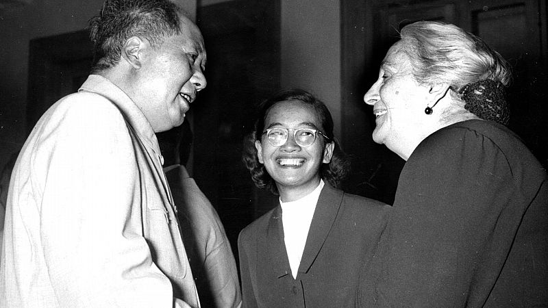 El dirigente chino Mao Zedong saluda a la secretaria general del PCE, Dolores Ibárruri, de visita a Pekín con motivo del VIII Congreso del Partido Comunista Chino.