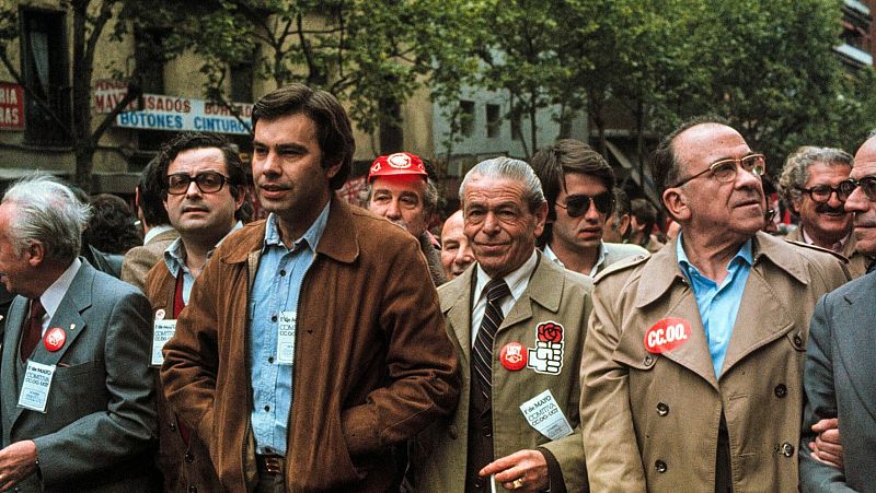 El presidente del PSOE, Felipe González, acompañado por el secretario peneral del PCE, Santiago Carrillo, y el diputado del PCE, Simón Sánchez Montero, en la manifestación del día del trabajador en Madrid el 1 de mayo de 1978.