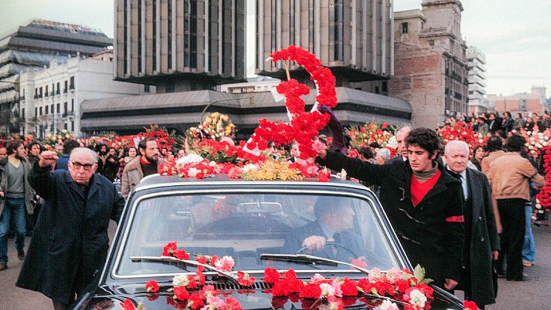 Varias personas cargan con el féretro de uno de los abogados asesinados y lo trasladan al interior de la capilla ardiente el 26 de enero de 1977.