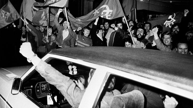 Miembros del Partido Comunista de España (PCE) muestran su alegría tras conocer la noticia de la legalización del partido, el 9 de abril de 1977.