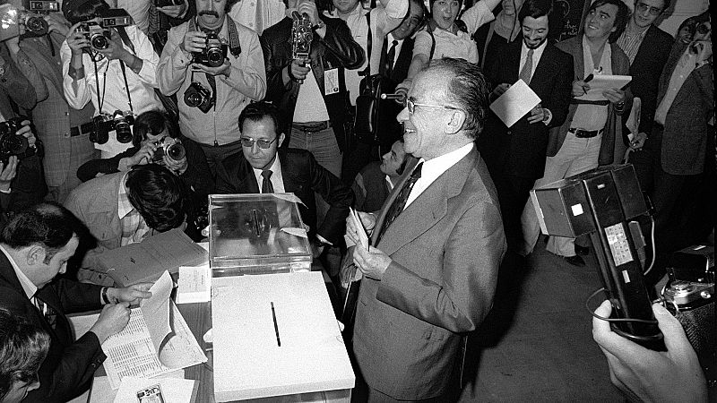 Santiago Carrillo, secretario general del PCE, vota en las elecciones generales a Cortes Constituyentes, en junio de 1977.