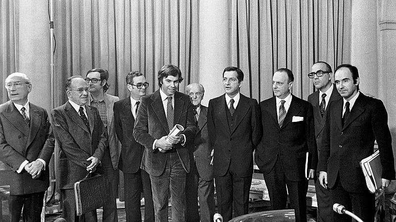 Santiago Carrillo, secretario general del PCE, firma junto al resto de representes de los principales partidos los llamados 'Pactos de la Moncloa' en octubre de 1978.