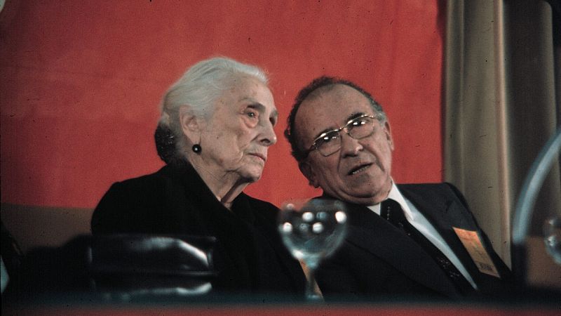 Dolores Ibárruri y Santiago Carrillo conversan durante el IX Congreso del PCE, en abril de 1978.