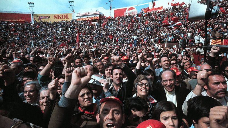 Cientos de personas participan en la clausura del IX Congreso del PCE en la plaza de toros de Vistalegre de Madrid, en abril de 1978.