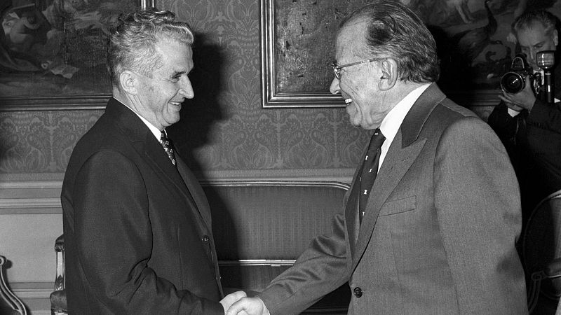 El presidente de Rumanía, Nicolae Ceaucescu, recibe al secretario general del PCE, Santiago Carrillo, en el marco de su visita oficial a España, en mayo de 1979.