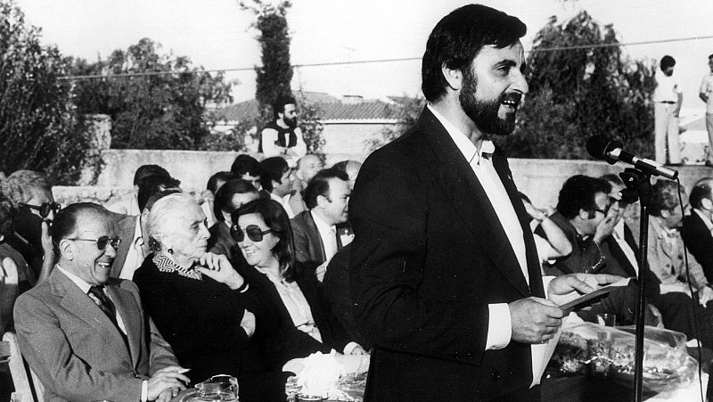 Un joven Julio Anguita toma la palabra durante la clausura de la reunión plenaria del Comité Central del Partido Comunista de España, en 1979.