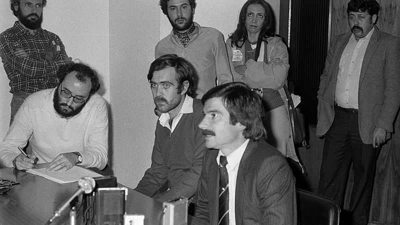 Gerardo Iglesias ofrece su primera rueda de prensa tras ser elegido secretario general del PCE, en noviembre de 1982.